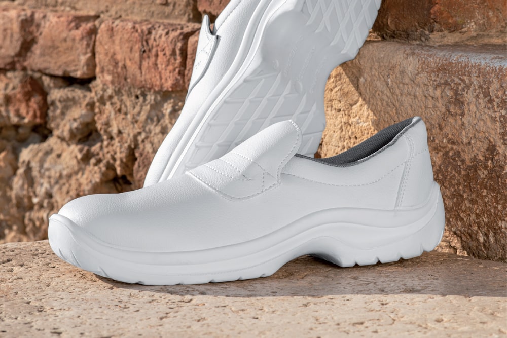 Chaussures mocassins de sécurité de cuisine, semelle antistatique et embout en acier. Chaussures mocassins de sécurité de cuisine, semelle antistatique et embout en acier.