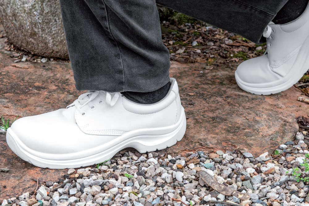 Breathable kitchen safety shoes with laces, antistatic PU sole, and steel toe cap. Available in white and black.