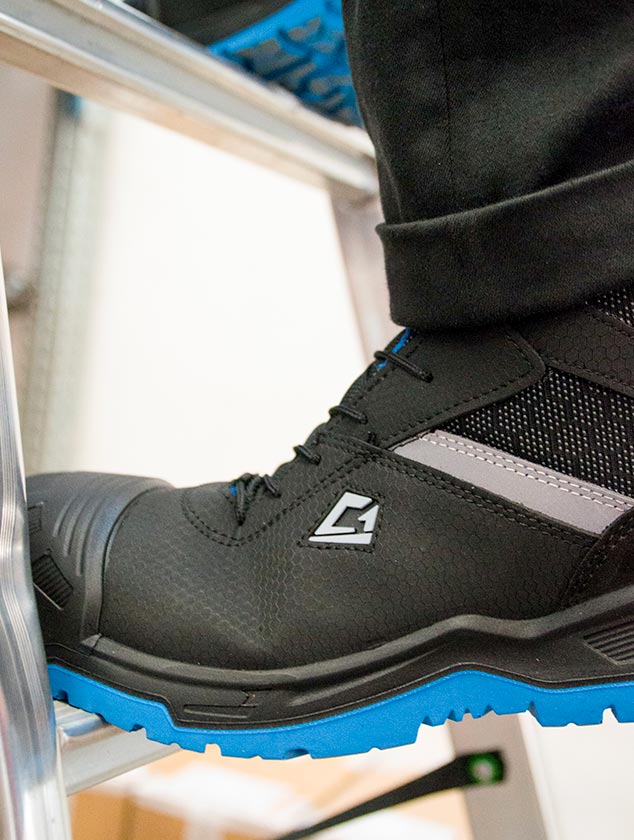 Chaussure de sécurité mi-haute avec tige en microfibre technique.