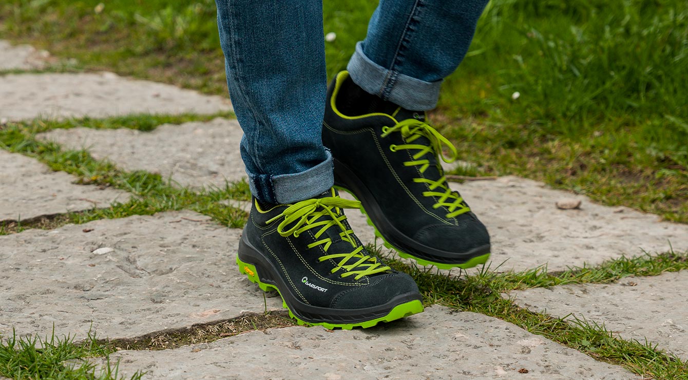Rozes LOW the new low suede trekking shoe with Vibram sole Rozes LOW the new low suede trekking shoe with Vibram sole