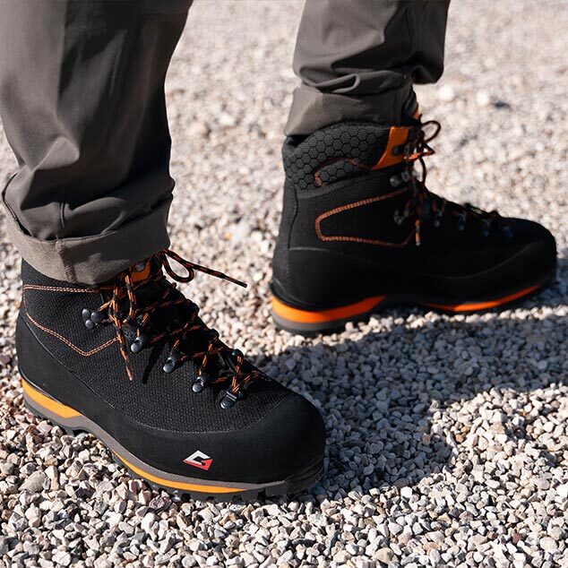 S3 mountain safety boots, crampon-compatible and inspired by the world of trekking